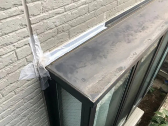 テープで応急処置されている出窓